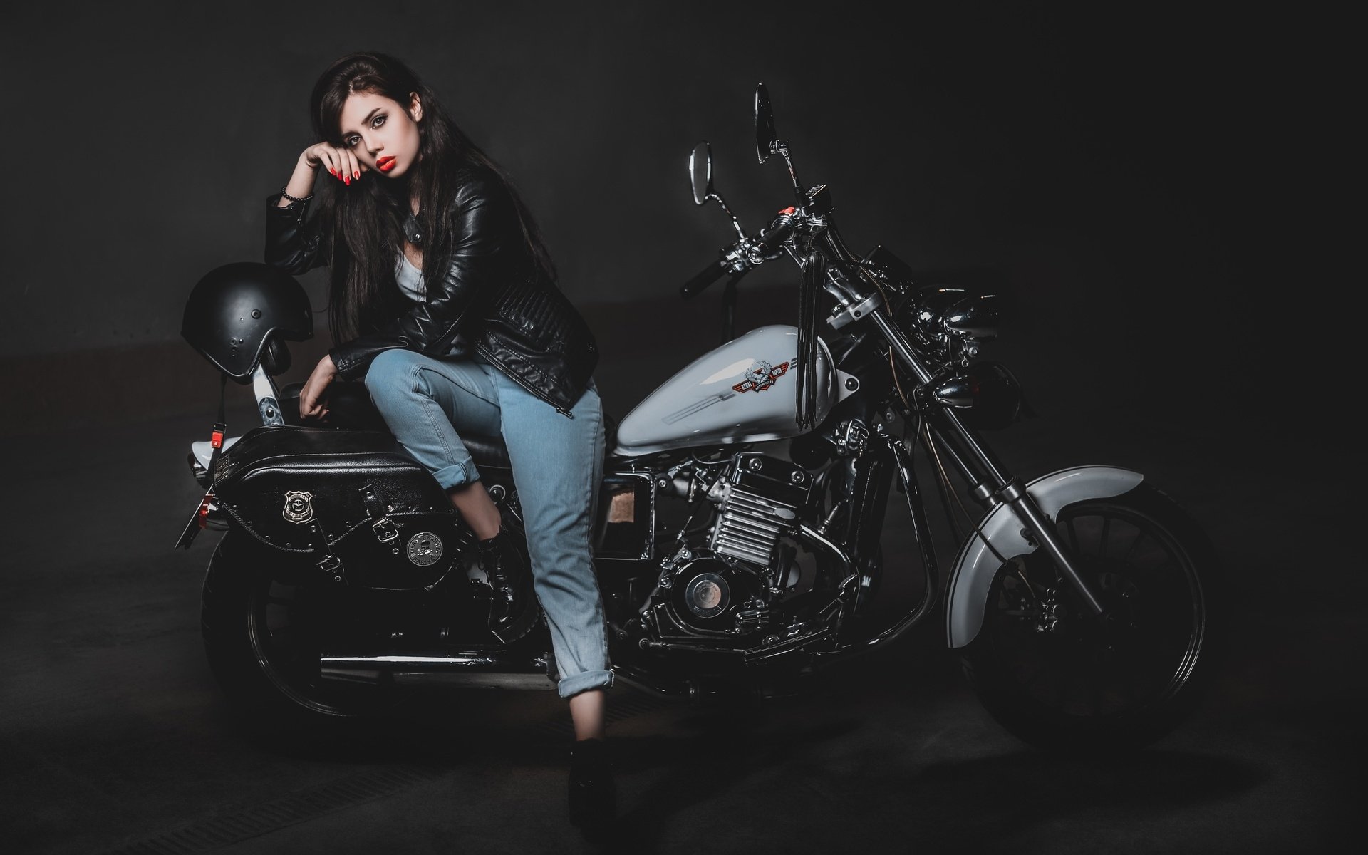 Biker girls: style and drive in Monte Carlo