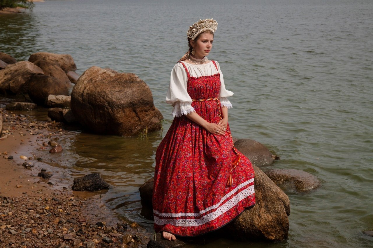 Women in Slavic costumes in Monte Carlo