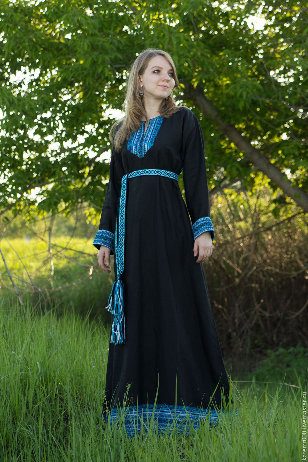 Women in Slavic costumes in Monte Carlo