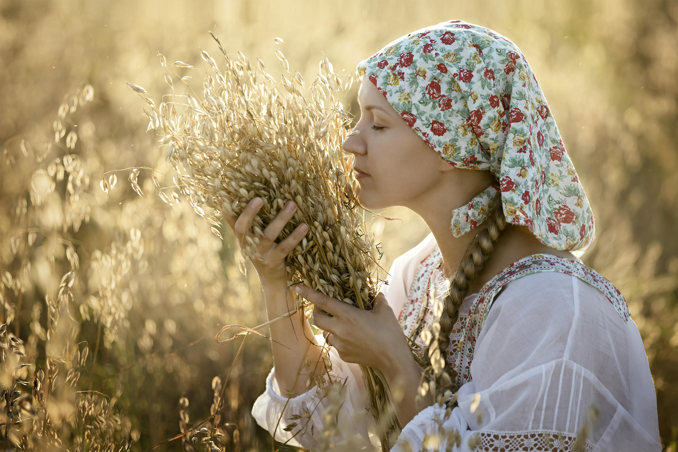 Photo Women in Slavic costumes in Monte Carlo