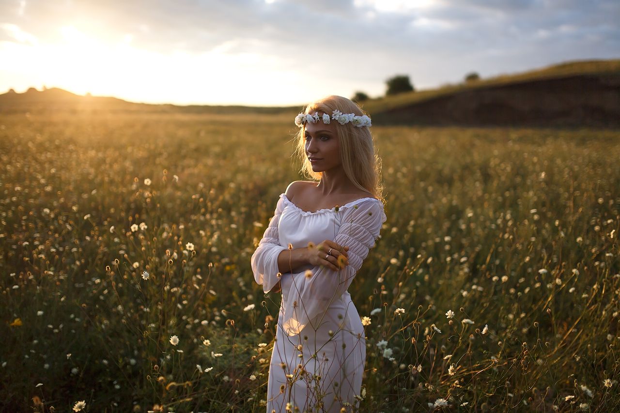 Girls in Slavic costumes in Monte Carlo